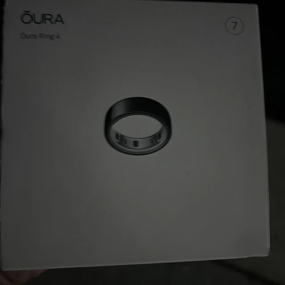 Oura Ring 4 in Elegant Black